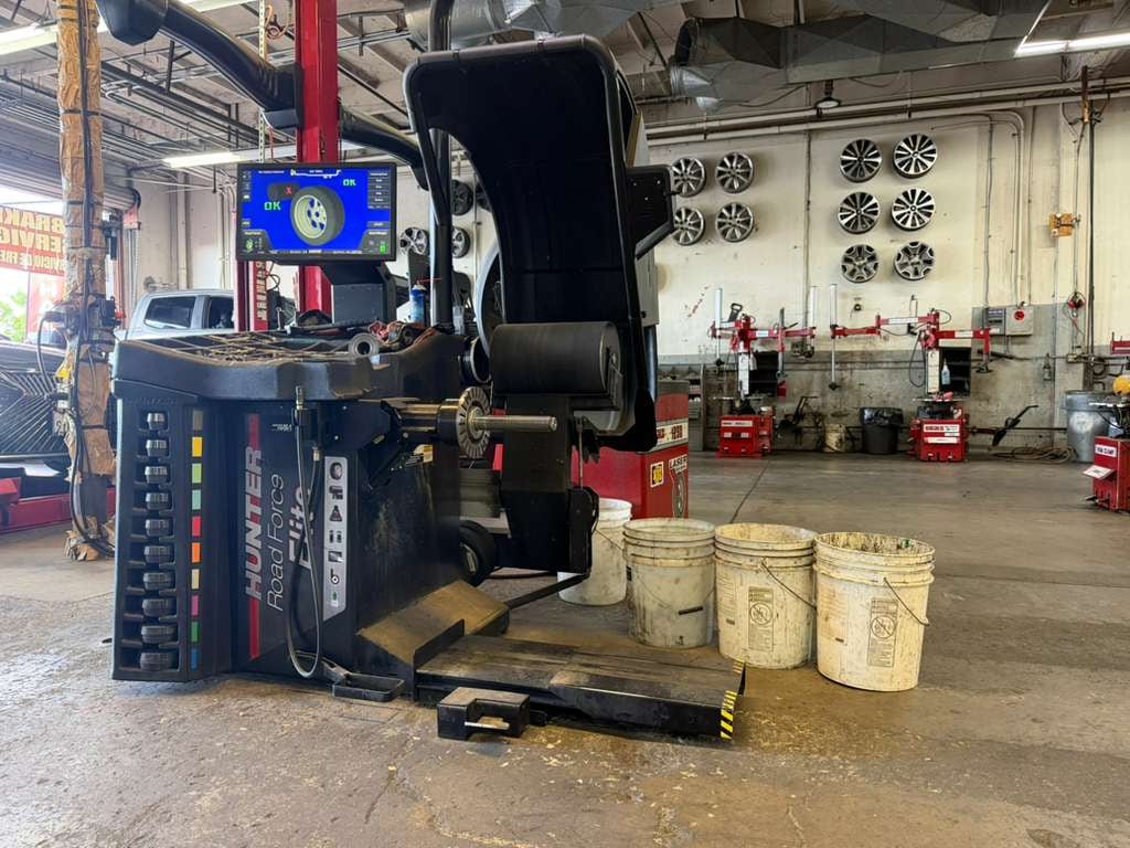 Hunter Road Force Elite wheel balancer in use